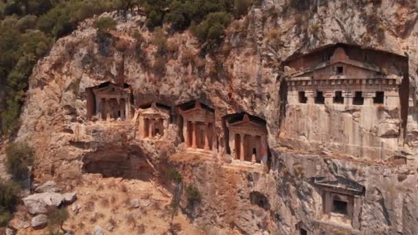 Vedere aeriană a vechilor morminte liciene sculptate în stâncă pentru nobilime, Turcia. — Videoclip de stoc