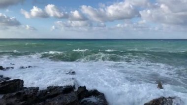 Deniz dalgaları kıyıdaki kayalara çarptı.. 