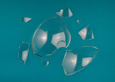 Pastel mavi yeşil arka planda kırık cam parçaları. Kapat, üst görünüm.