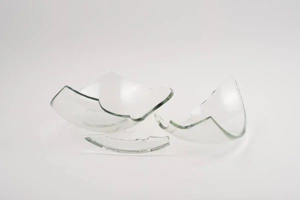 Pedaços de vidro quebrado no fundo branco . — Fotografia de Stock