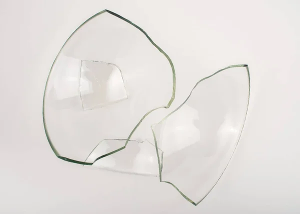 Pedaços de vidro quebrado no fundo branco. Fechar, vista superior. — Fotografia de Stock