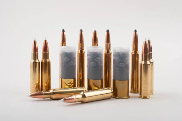 Tipo diferente de balas de fuzil isoladas em fundo cinza. — Fotografia de Stock