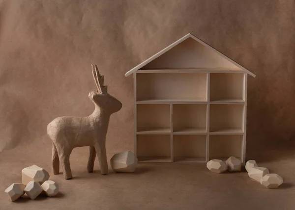 Concept de Noël écologique minimal. Maison et cerfs en bois et papier. DIY décoration de Noël durable biologique. — Photo