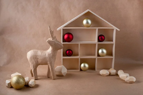 Concepto mínimo de eco Navidad. Casa, ciervos y bolas sobre fondo de papel. Decoración de Navidad sostenible orgánica DIY. —  Fotos de Stock