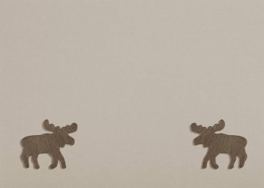 Bej kağıtlı iki kahverengi geyik silueti. Boşluğu kopyala.