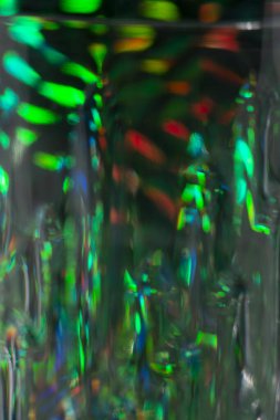 Soyut bulanık odaklı koyu yeşil arkaplan ışık sızıntıları ve yansımaları ile.