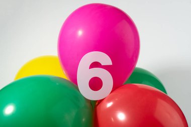 6 numara ve renkli yuvarlak balonlar. Doğum günü, yıldönümü, jübile konsepti.