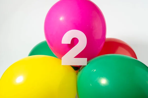 Número 2 y globos redondos de colores. Cumpleaños, aniversario, concepto de jubileo. — Foto de Stock