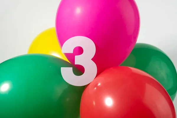 Номер 3 и красочные круглые шарики. День рождения, юбилей, юбилейная концепция. — стоковое фото