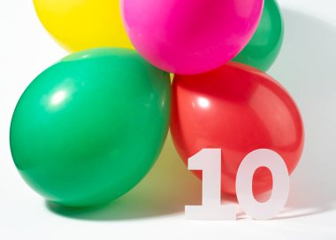 10 numara ve renkli yuvarlak balonlar. Doğum günü, yıldönümü, jübile konsepti.