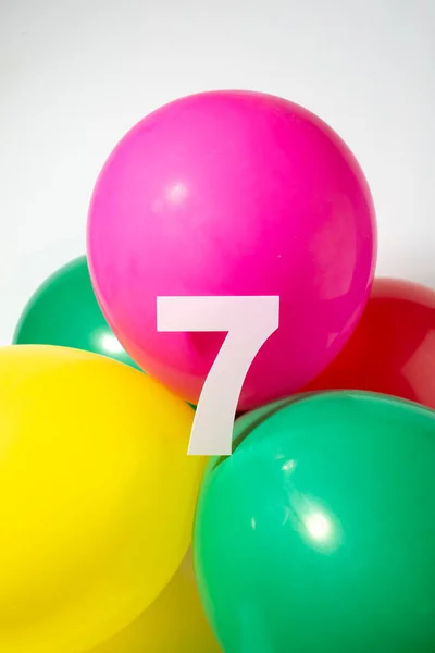 Номер 7 и красочные круглые шарики. День рождения, юбилей, юбилейная концепция. — стоковое фото