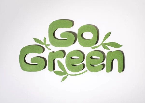 Idź Zielony papier wyciąć liternictwo. Koncepcja dnia środowiska. — Zdjęcie stockowe