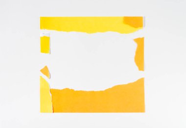 Beyaz arkaplanda neon sarısı yırtık kağıt çerçeve.