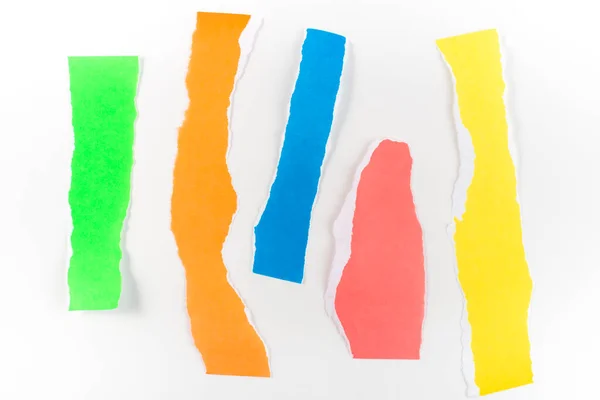 Beyaz arkaplanda izole edilmiş neon rengi yırtık kağıt şeritleri. — Stok fotoğraf