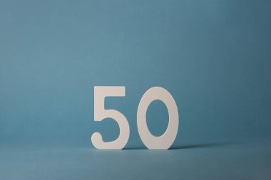 Mavi arka planda 50 numara beyaz tahta..