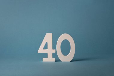 Mavi arka planda 40 numaralı beyaz tahta..