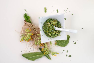 Kurutulmuş inek ayağı, Primula veris, sağlıklı bitki çayı için, üst manzara..