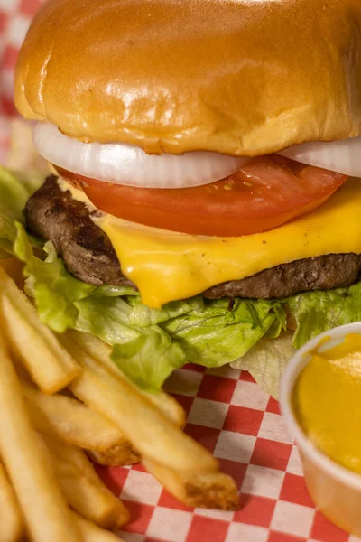 Detail Hovězí Burger Sýrem Hranolky Chutné Nezdravé Jídlo — Stock fotografie