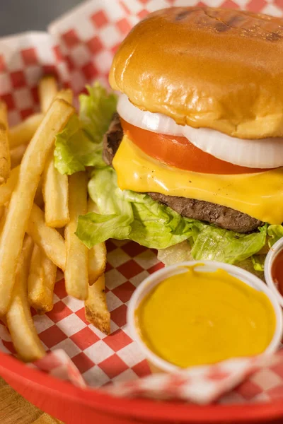 Részlet Marhahús Burger Sajttal Sült Krumplival Ízletes Junk Food — Stock Fotó