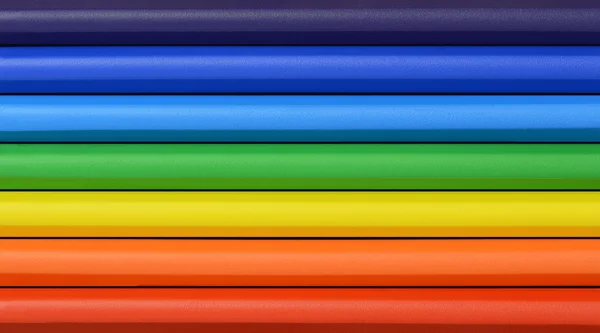 Primer plano de crayones de cera de color arco iris en filas — Foto de Stock