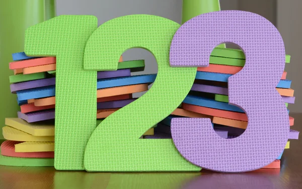 Numéros colorés 1, 2, 3, dans une rangée de jouets de nombre de mousse plate — Photo