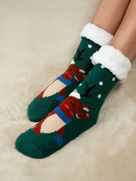 Piedi Delle Donne Sul Letto Caldi Calzini Natale Immagine Ritagliata — Foto Stock