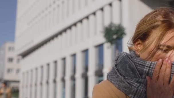 Close up retrato de mulher caucasiana mal-estar em pé na rua e cobrindo a boca com a mão enquanto tosse. Conceito de infecção pelo vírus — Vídeo de Stock