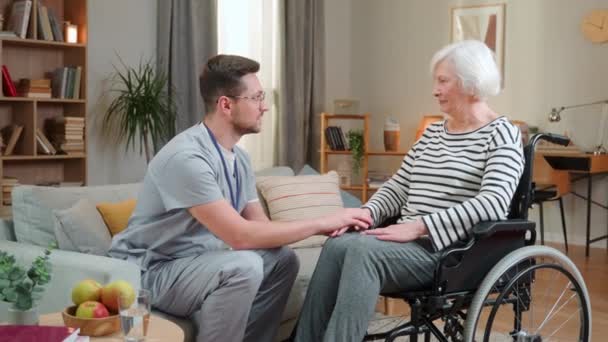 Vue Latérale Une Patiente Aux Cheveux Gris Fauteuil Roulant Parlant — Video