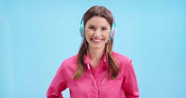 Aproape Femeie Tânără Destul Veselă Purtând Căști Ascultând Muzică Stând — Videoclip de stoc