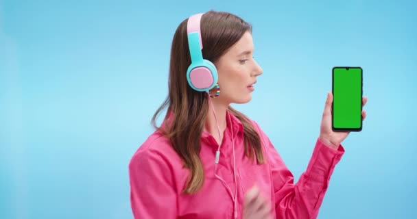 Mavi Duvarda Duran Kulaklık Takan Elinde Akıllı Bir Telefonla Cep — Stok video