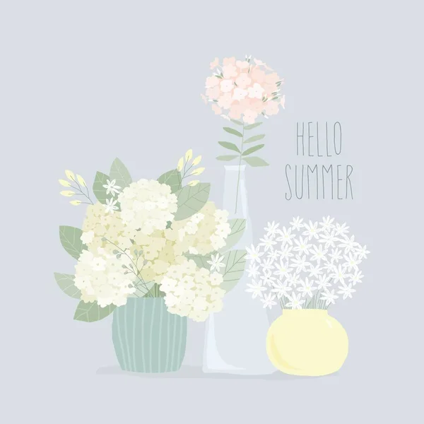 Nette Cartoon Sommersträuße in Vasen. Hortensie, Gänseblümchen, Phlox — Stockvektor