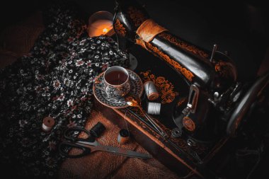 Bir dikiş makinesi bezi ve bir fincan çayla sakin bir hayat