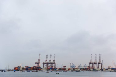 Lima, Peru 'daki Callao bölgesinin güney rıhtımının gündüz panoramik görüntüsü 