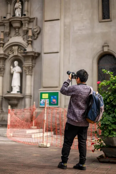 Перуанський Підліток Одягнений Рюкзак Фотографує Його Професійною Камерою Лімі Перу — стокове фото