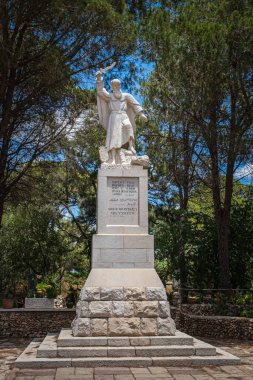 Hayfa, İsrail. 17 Haziran 2021, Carmel Dağı 'ndaki Muhraka Manastırı' nda Elijah Peygamberin heykeli..