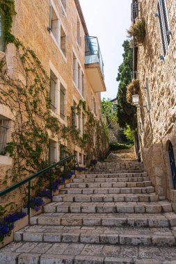 Kudüs, İsrail - 12 Haziran 2021: Yemin Moshe ilçesindeki eski evler, Kudüs, İsrail.