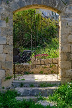 Ein Hod, İsrail - 31 Mart 2021: Sanatçı köyü Ein Hod, İsrail 'in Carmel Dağı eteklerinde.