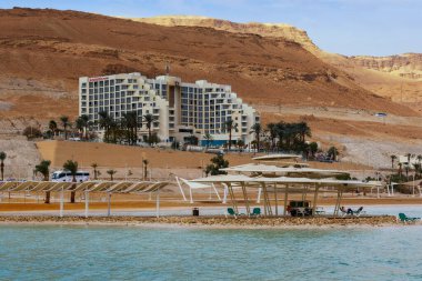 Ein Bokek, İsrail - 29 Aralık 2021: Ein Bokek, Ölü Deniz 'deki Leonardo Plaza kıyı ve otel manzarası.