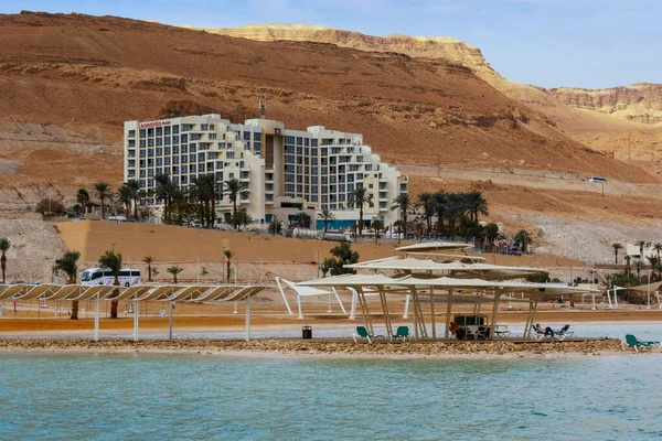 Ein Bokek, İsrail - 29 Aralık 2021: Ein Bokek, Ölü Deniz 'deki Leonardo Plaza kıyı ve otel manzarası.