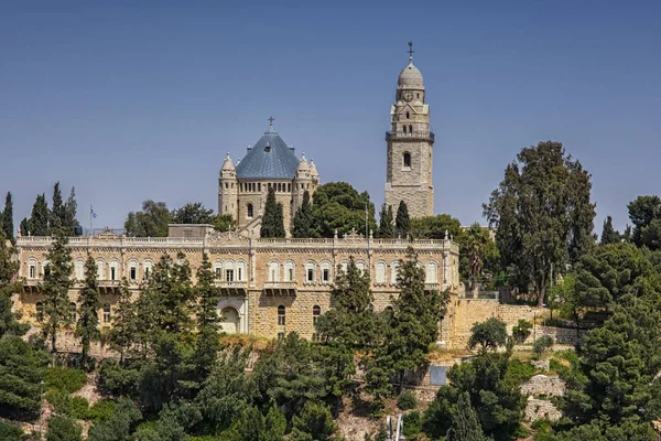 Kudüs, İsrail - 17 Nisan 2021: Kudüs, İsrail 'deki Yurt Manastırı ile Zion Dağı.