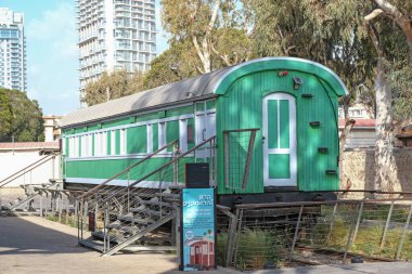 Tel Aviv-Yafo, İsrail - 19 Nisan 2022 Tel Aviv 'deki eski tren istasyonu Hatachana Kompleksi' ndeki eski vagon.