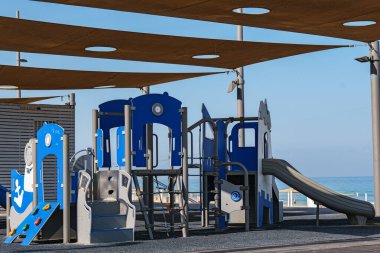 Bat-Yam, İsrail - 12 Mayıs 2022: Bat-Yam, İsrail 'de çocuk oyun alanı.