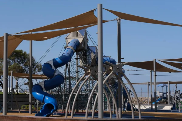 Bat-Yam, İsrail - 12 Mayıs 2022: Bat-Yam, İsrail 'de çocuk oyun alanı.