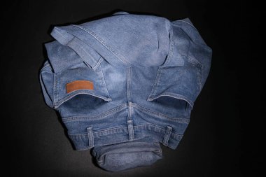 Alian 'ın yüzü siyah arka planda katlanmış mavi kottan yapılmış..