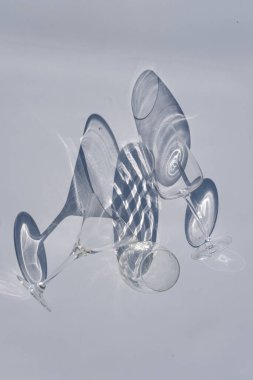 Alkol için çeşitli bardaklar, gölgeleri beyaz arka planda..