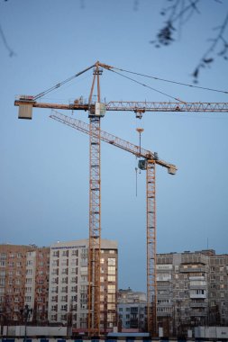 Kentsel bir ortamda inşaat vinçleri