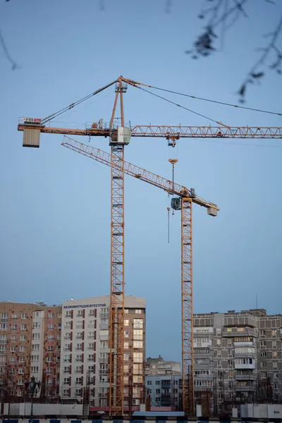 Kentsel bir ortamda inşaat vinçleri