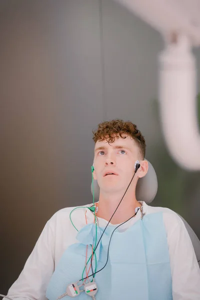 Ayarlama ve ısırık ve nöromüsküler bir uyarıcı olan bir cihaz yardımı ile jaws konumunu belirleme. MYO-monitör dişçi ofisinde. Transkütanöz elektriksel sinir stimülasyonu.