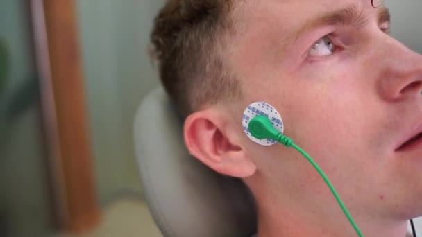 Młody Człowiek Zabiegu Przezskórna Elektryczna Stymulacja Nerwów Przed Instalacją Systemu — Wideo stockowe