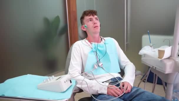 Een Jonge Man Die Procedure Ondergaat Transcutane Elektrische Zenuwstimulatie Voordat — Stockvideo